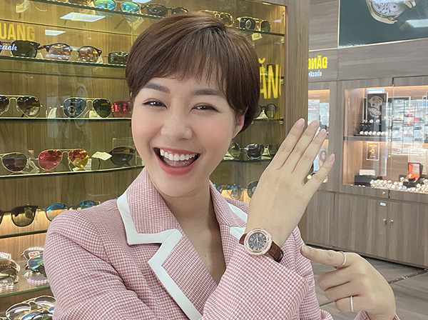 Gợi ý chọn quà tặng đồng hồ đeo tay từ các nữ nghệ sỹ Showbiz